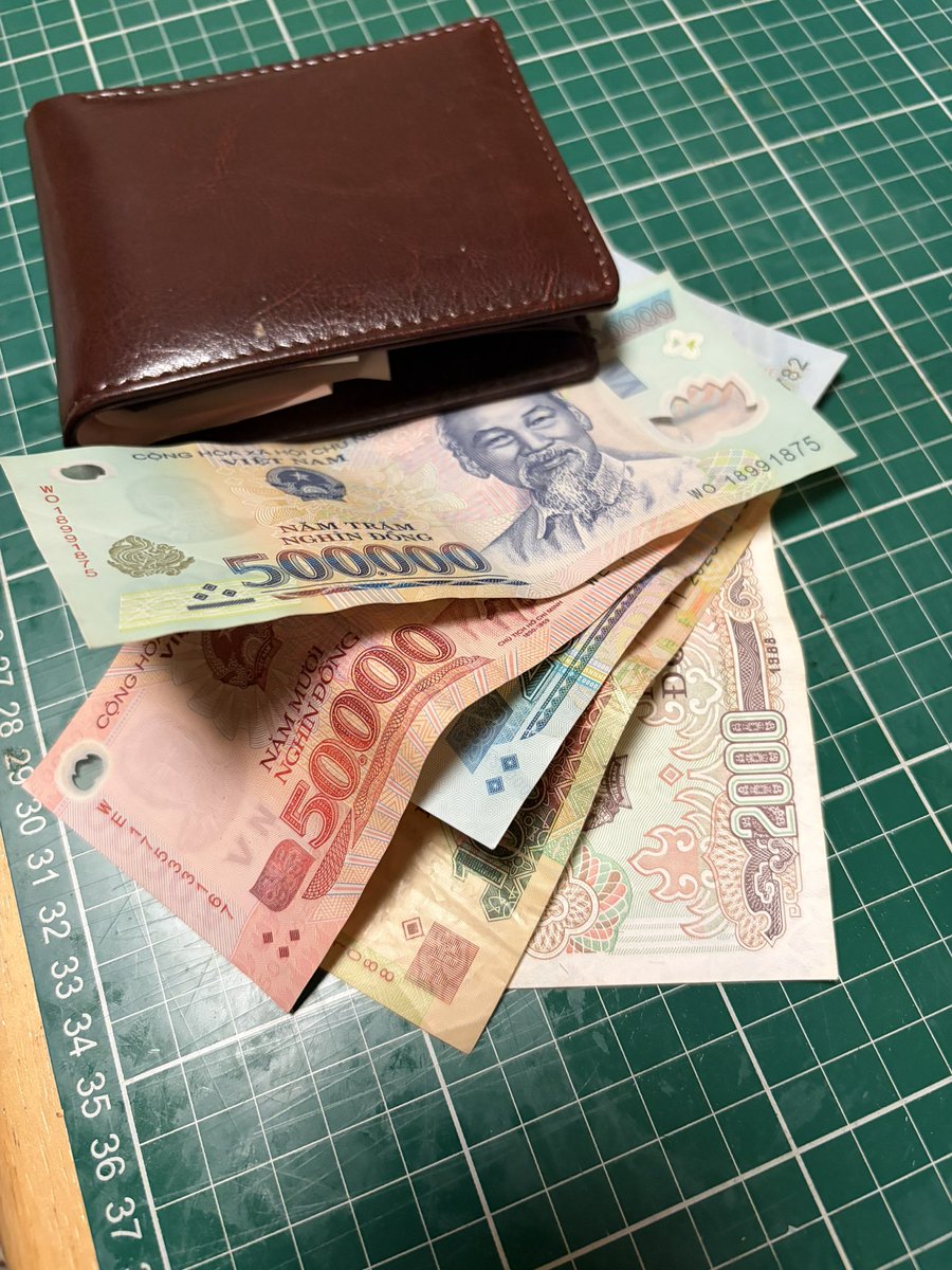 Robo_pkp's tweet image. 今日はとち狂ってたのか海外の財布を持ってってしまった💦

ちなみにどこの国か当てれたら凄い⁉️🤔