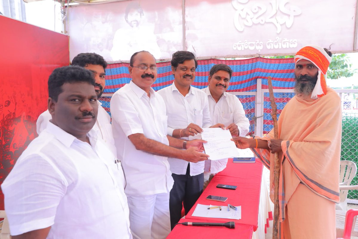 JanaSenaParty's tweet image. జనసేన పార్టీ కేంద్ర కార్యాలయం, మంగళగిరిలో బుధవారం నిర్వహించిన జనవాణిలో పలువురు తమ సమస్యల్ని తెలియచేశారు. విశాఖపట్నం డీసీసీబీ చైర్మన్ శ్రీ @TataraoKona గారు అర్జీలు స్వీకరించారు. ఈ కార్యక్రమంలో ఏపీ రజక కార్పోరేషన్ డైరెక్టర్ డా.వి.దుర్గారావు, లీగల్ సెల్ ప్రతినిధి శ్రీ బాసు…