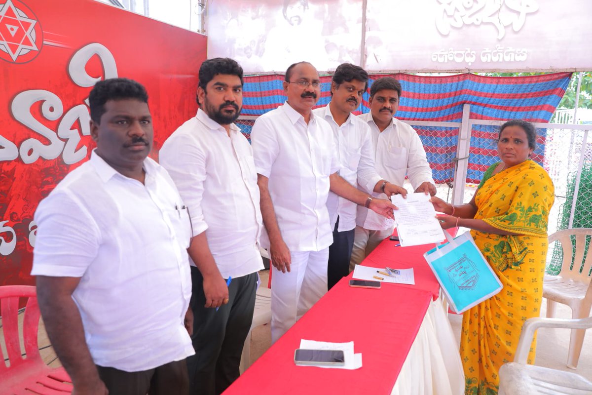 JanaSenaParty's tweet image. జనసేన పార్టీ కేంద్ర కార్యాలయం, మంగళగిరిలో బుధవారం నిర్వహించిన జనవాణిలో పలువురు తమ సమస్యల్ని తెలియచేశారు. విశాఖపట్నం డీసీసీబీ చైర్మన్ శ్రీ @TataraoKona గారు అర్జీలు స్వీకరించారు. ఈ కార్యక్రమంలో ఏపీ రజక కార్పోరేషన్ డైరెక్టర్ డా.వి.దుర్గారావు, లీగల్ సెల్ ప్రతినిధి శ్రీ బాసు…