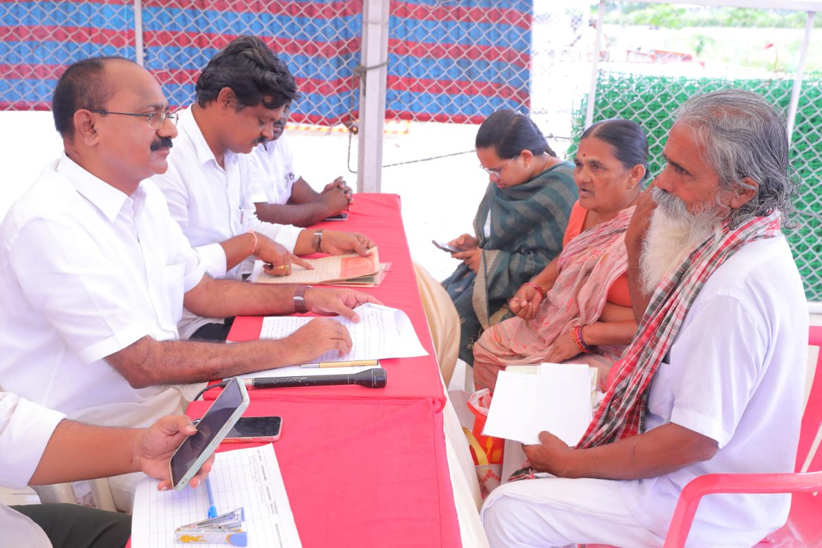 JanaSenaParty's tweet image. జనసేన పార్టీ కేంద్ర కార్యాలయం, మంగళగిరిలో బుధవారం నిర్వహించిన జనవాణిలో పలువురు తమ సమస్యల్ని తెలియచేశారు. విశాఖపట్నం డీసీసీబీ చైర్మన్ శ్రీ @TataraoKona గారు అర్జీలు స్వీకరించారు. ఈ కార్యక్రమంలో ఏపీ రజక కార్పోరేషన్ డైరెక్టర్ డా.వి.దుర్గారావు, లీగల్ సెల్ ప్రతినిధి శ్రీ బాసు…