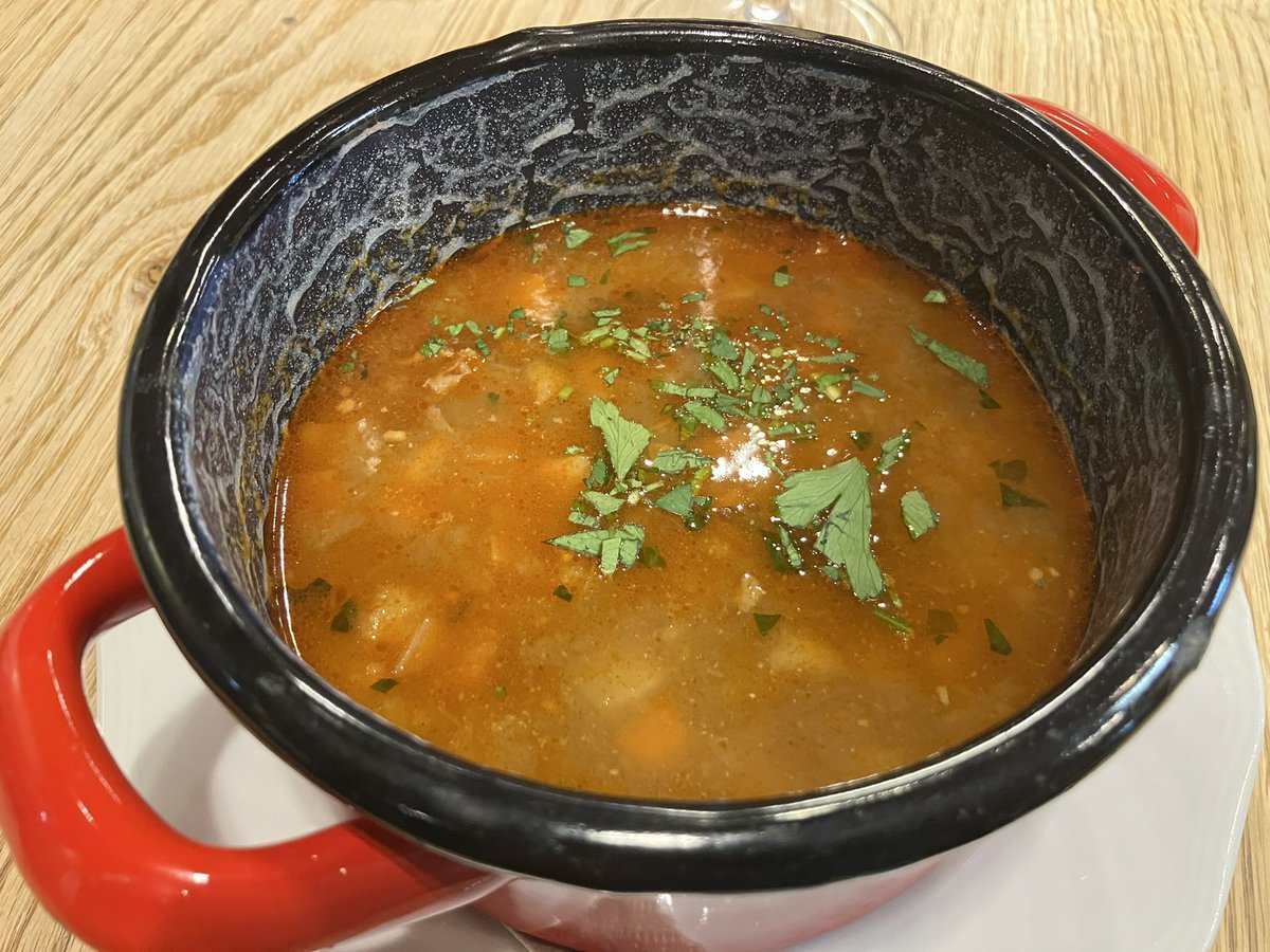 dhpeoe's tweet photo. バラトン湖の北側にあるスタイリッシュなレストラン。息を呑むような景色、美味しい料理、そしてワインはまさに至福のひととき。ハンガリー風グーラッシュスープはいつ食べても大満足です😋😋😋 https://t.co/NkmGr0InOu