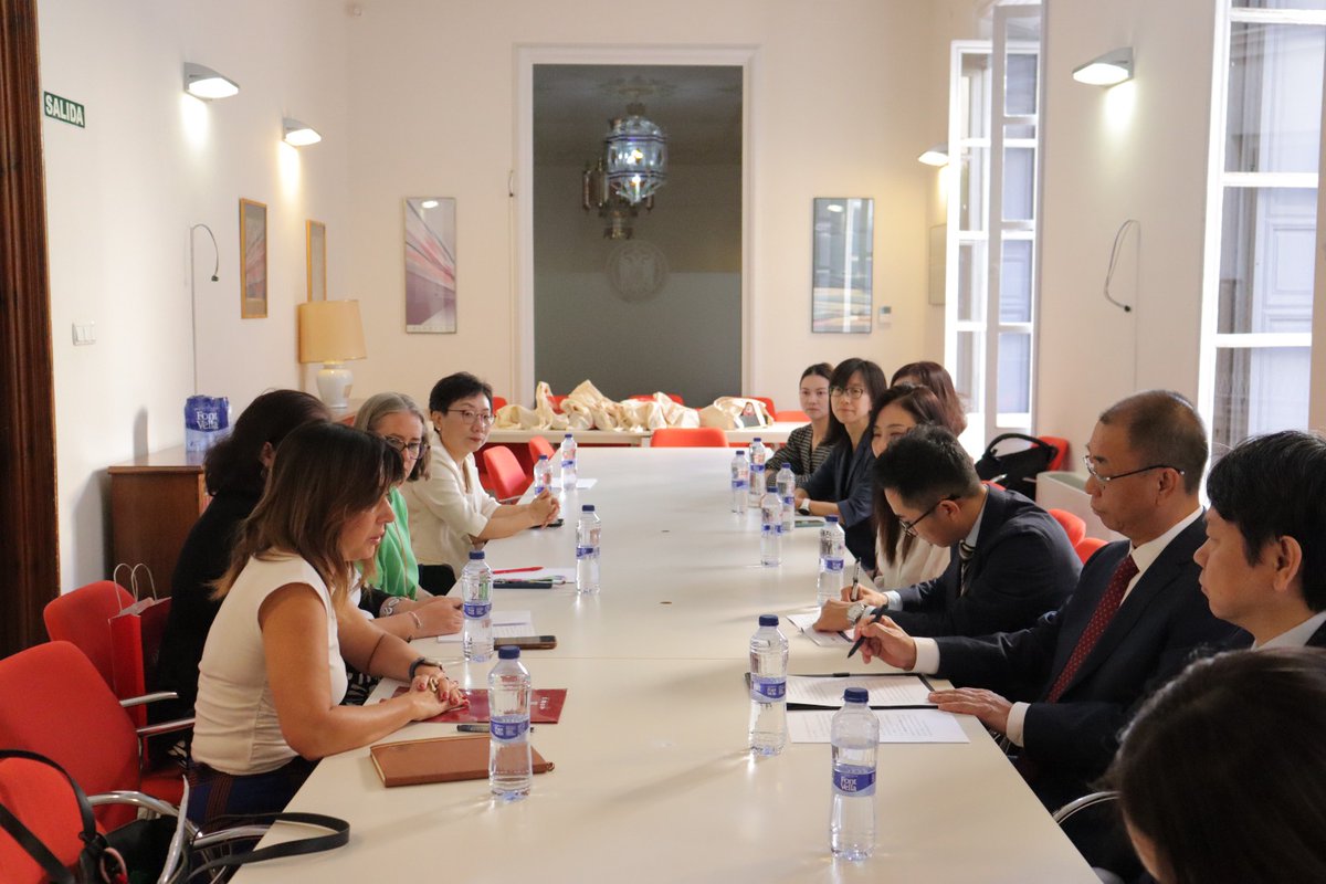 🤝 ¡La colaboración <a href="/CanalUGR/">Universidad Granada</a> - <a href="/PKU1898/">Peking University</a> sigue creciendo! 🇪🇸🇨🇳

🌏 El <a href="/iconfuciougr/">Instituto Confucio de la Universidad de Granada</a> celebra su reunión anual en Granada y aprueba nuevos proyectos académicos y culturales

💻 ¡Un año lleno de oportunidades!🔝

Conoce más 👉 canal.ugr.es/noticia/colabo…