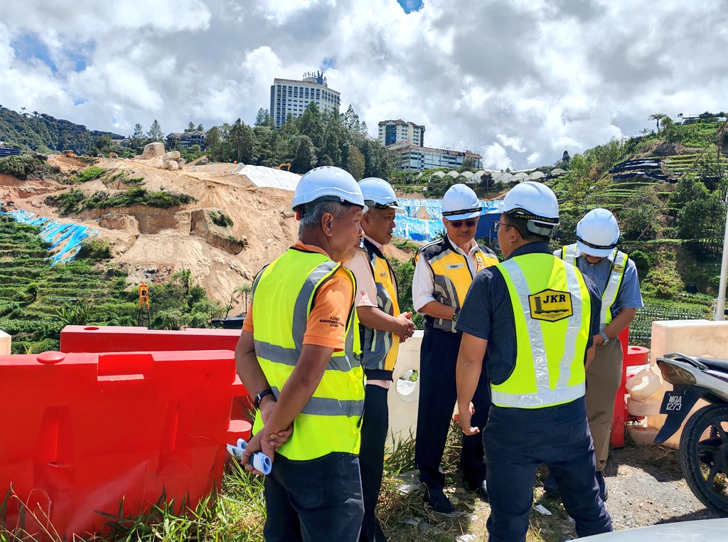 TKPKR (Sektor Infra) (@tkpkr_infra) on Twitter photo CAMERON HIGHLANDS, 24.09.2025 - Turun ke tapak Projek Jalan Pintasan Cameron Highland bersama YBhg. Datuk Wira KPKR.
Pemantauan bukan sekadar rutin, tetapi amanah memastikan setiap janji JKR ditunaikan—Jasa Kepada Rakyat.
#IamJKR
#SektorInfraJKR CAMERON HIGHLANDS, 24.09.2025 - Turun ke tapak Projek Jalan Pintasan Cameron Highland bersama YBhg. Datuk Wira KPKR.
Pemantauan bukan sekadar rutin, tetapi amanah memastikan setiap janji JKR ditunaikan—Jasa Kepada Rakyat.
#IamJKR
#SektorInfraJKR