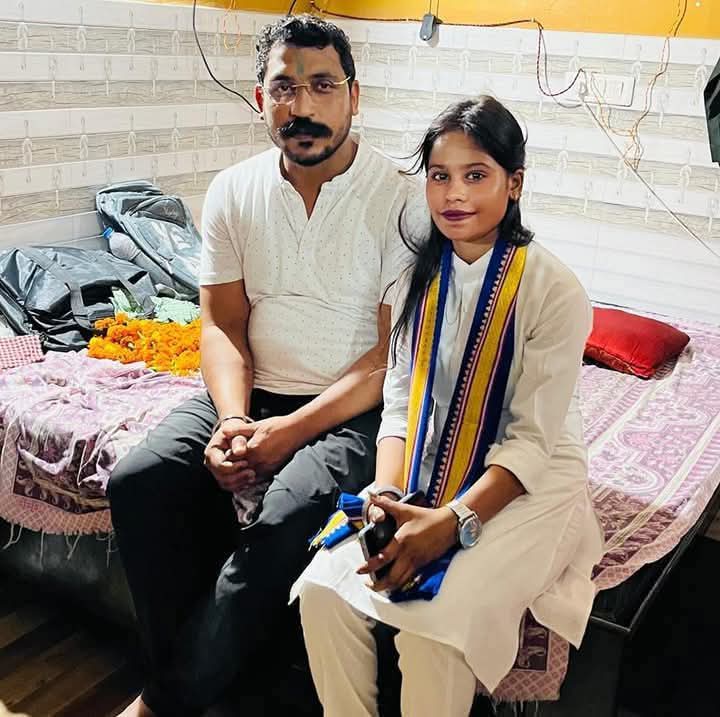 छमिधान की रक्षा करता चंदू बेवड़ा , पता नहीं कितनी लड़कियों की जिंदगी खराब की होगी इसने