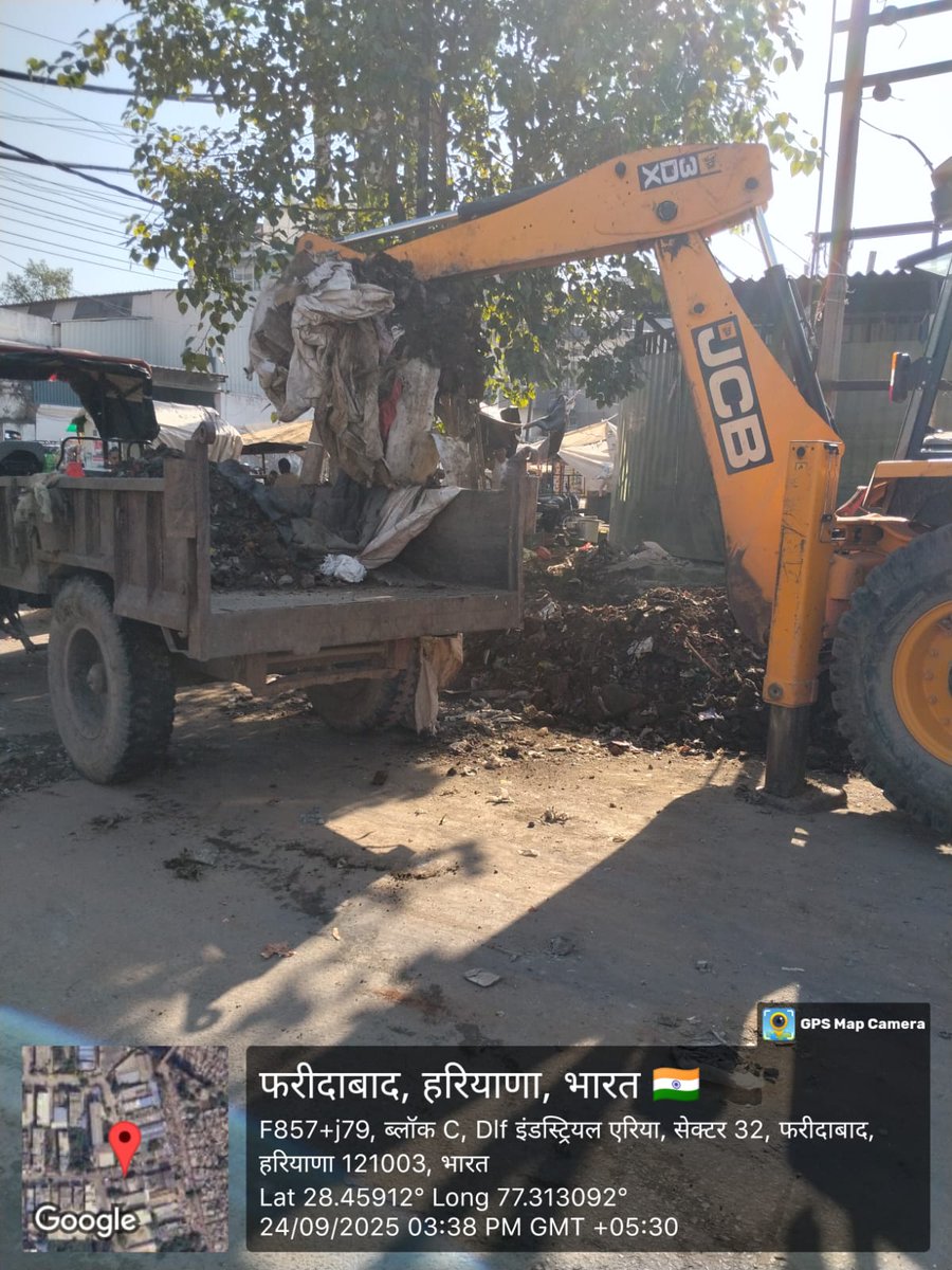MCF_Faridabad's tweet photo. Full-Throttle Safai Abhiyan in Faridabad! 🚀🧹
MCF teams are on the ground in Sector 32, cleaning GVPs and taking bold steps toward a cleaner city! 

But real change starts with YOU! 🙌
Let’s build a Zero Waste Faridabad together. 

#DULB #MCF #Swachhta11Weeks https://t.co/E8mnPHTx9W