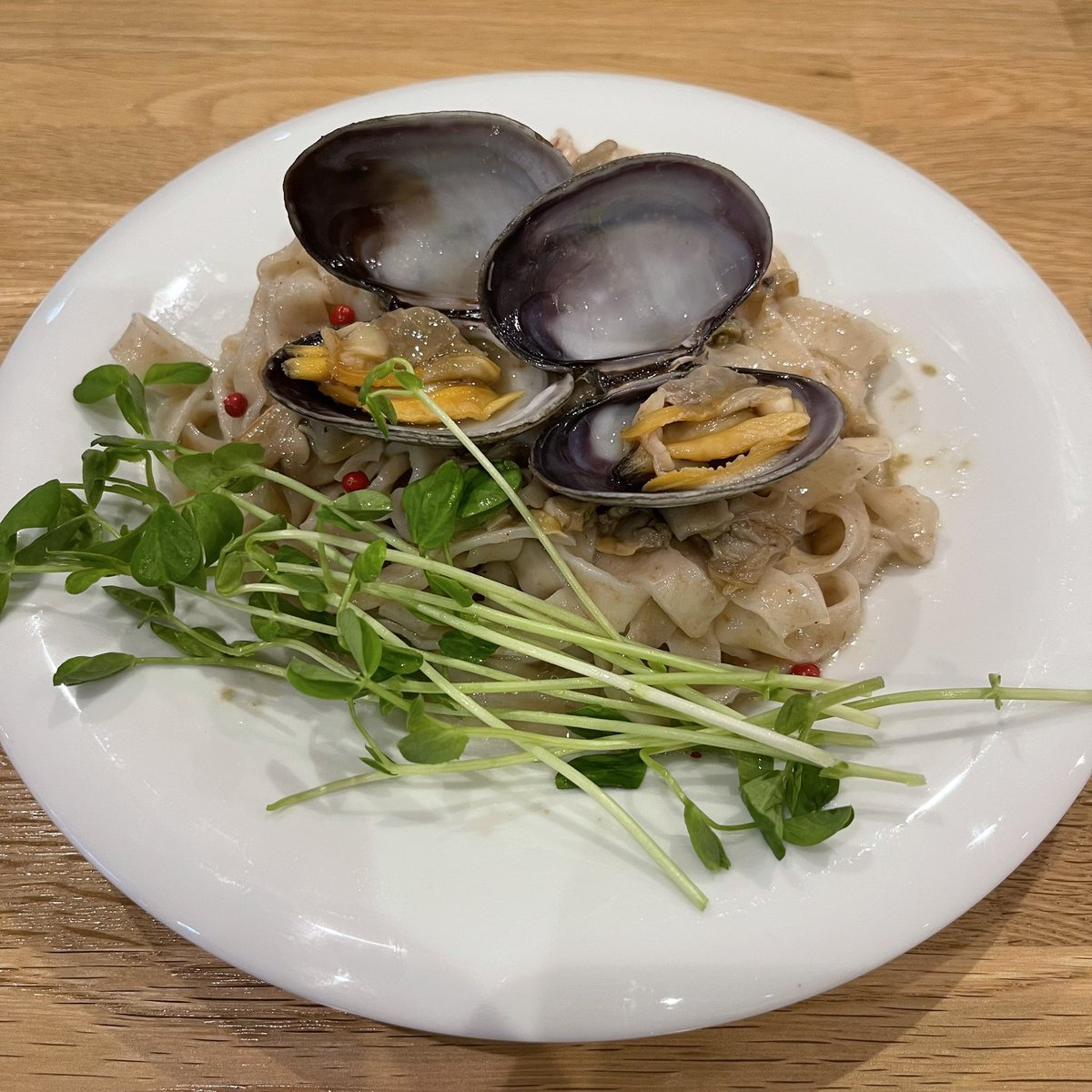 tomohiro3210's tweet image. 「BeeHive」
「千葉県産のあさり野田鴨のスープで作った特製ソースと舞茸の特製混ぜそば」
もちもちの麺に
あさりの旨みが凄いスープ
ピンクペッパーのアクセントが効いて
極上のまぜそば
まぜそばloverな私はノックアウトです
#BeeHive 
#あさり野田鴨のスープで作った特製ソースと舞茸の特製混ぜそば