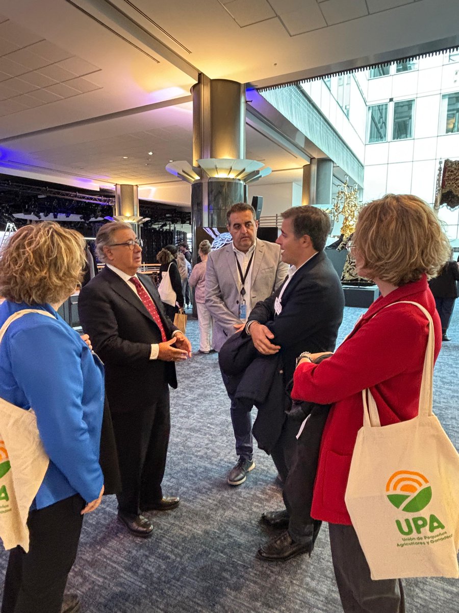 Fructífera visita hoy al <a href="/Europarl_EN/">European Parliament</a>. Encuentros con eurodiputados de distintas fuerzas políticas con los que compartimos la necesidad de reforzar la PAC con más presupuesto y además mejor repartido.