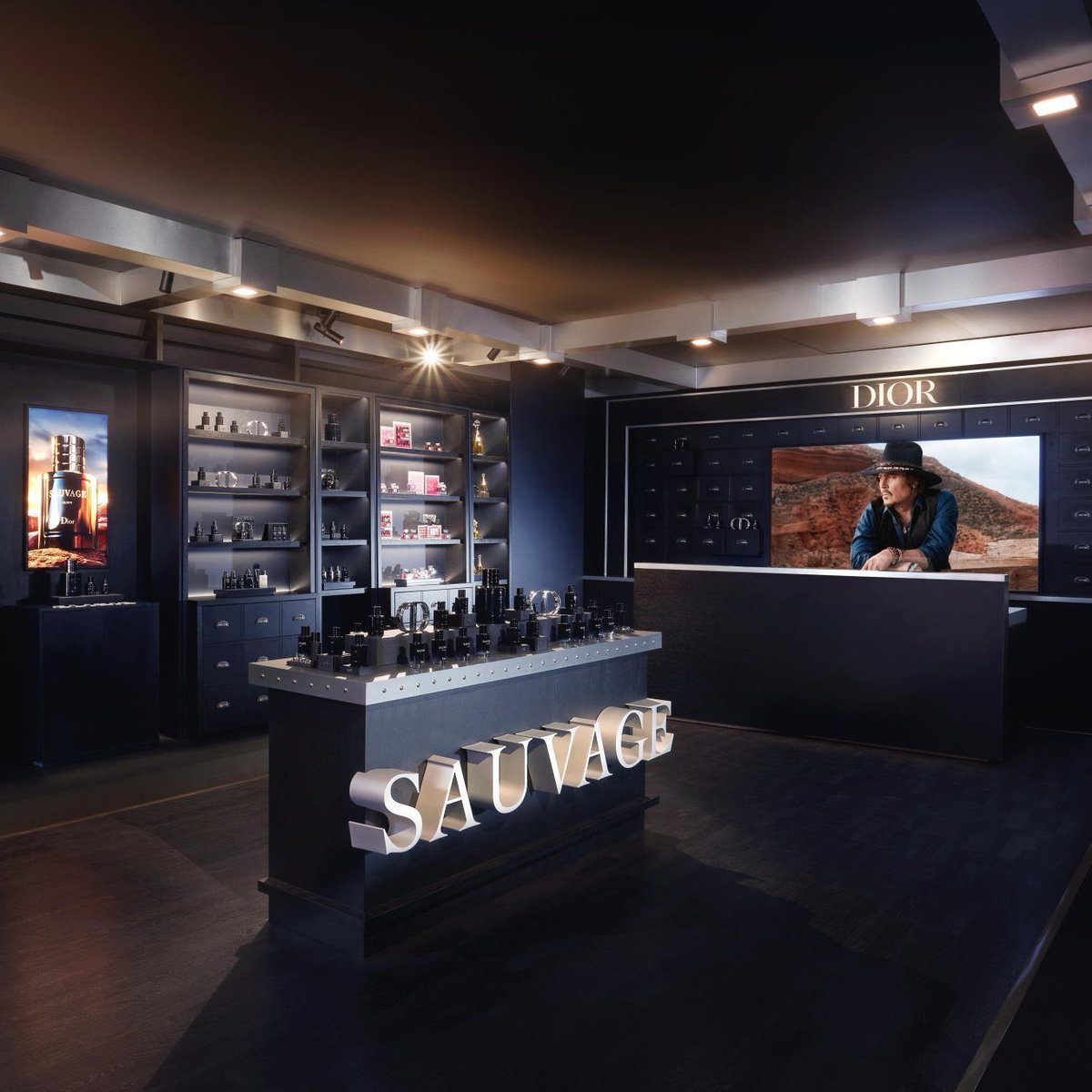 centraldepp's tweet image. 📸: Johnny Depp ontem á noite na festa de lançamento pop-up da Dior Sauvage London.