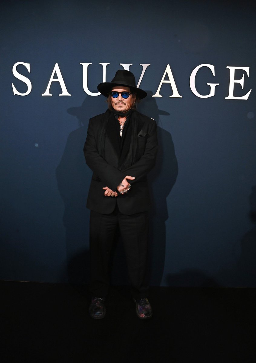 centraldepp's tweet image. 📸: Johnny Depp ontem á noite na festa de lançamento pop-up da Dior Sauvage London.