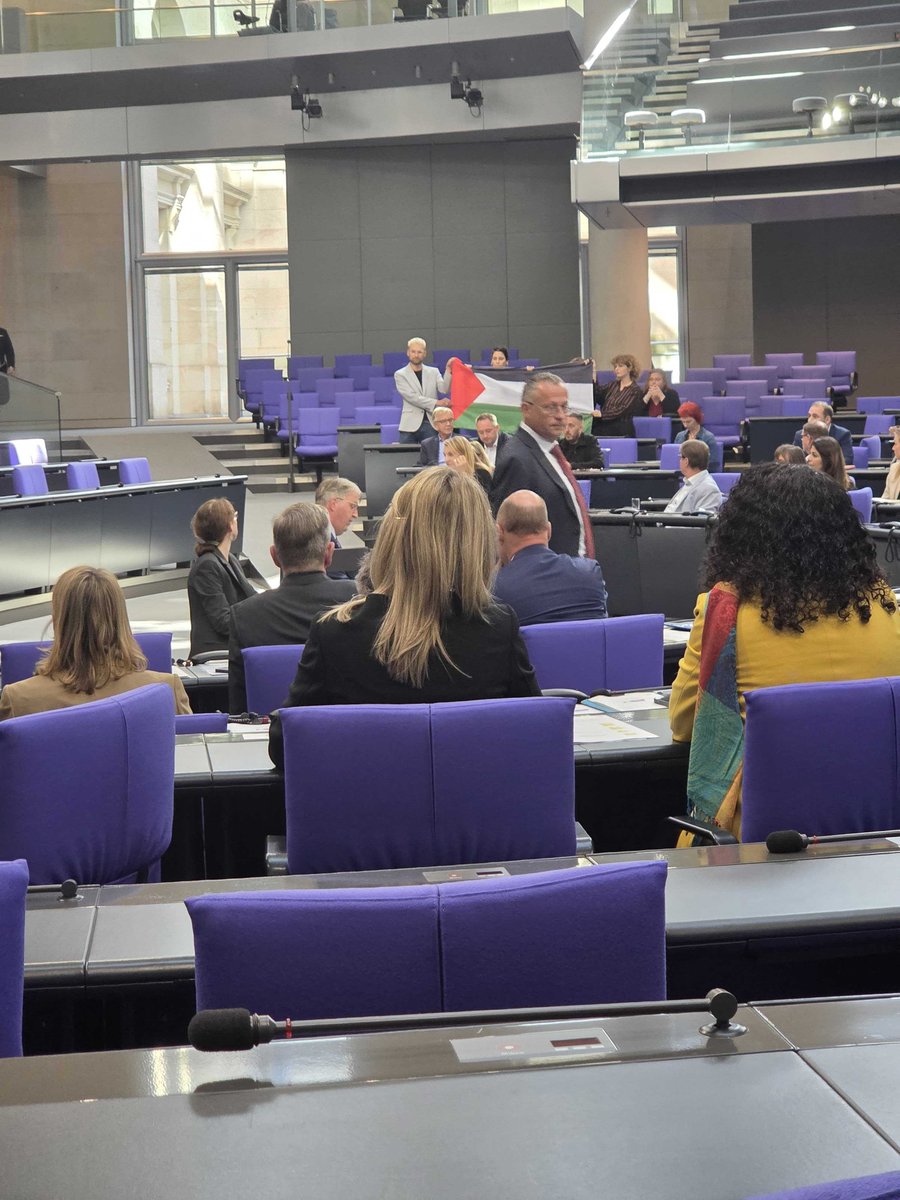 Entwürdigendes Verhalten der Linken im Deutschen Bundestag, während der Haushaltsdebatte.

Im Deutschen Bundestag sollte NUR die deutsche Flagge wehen! 🇩🇪