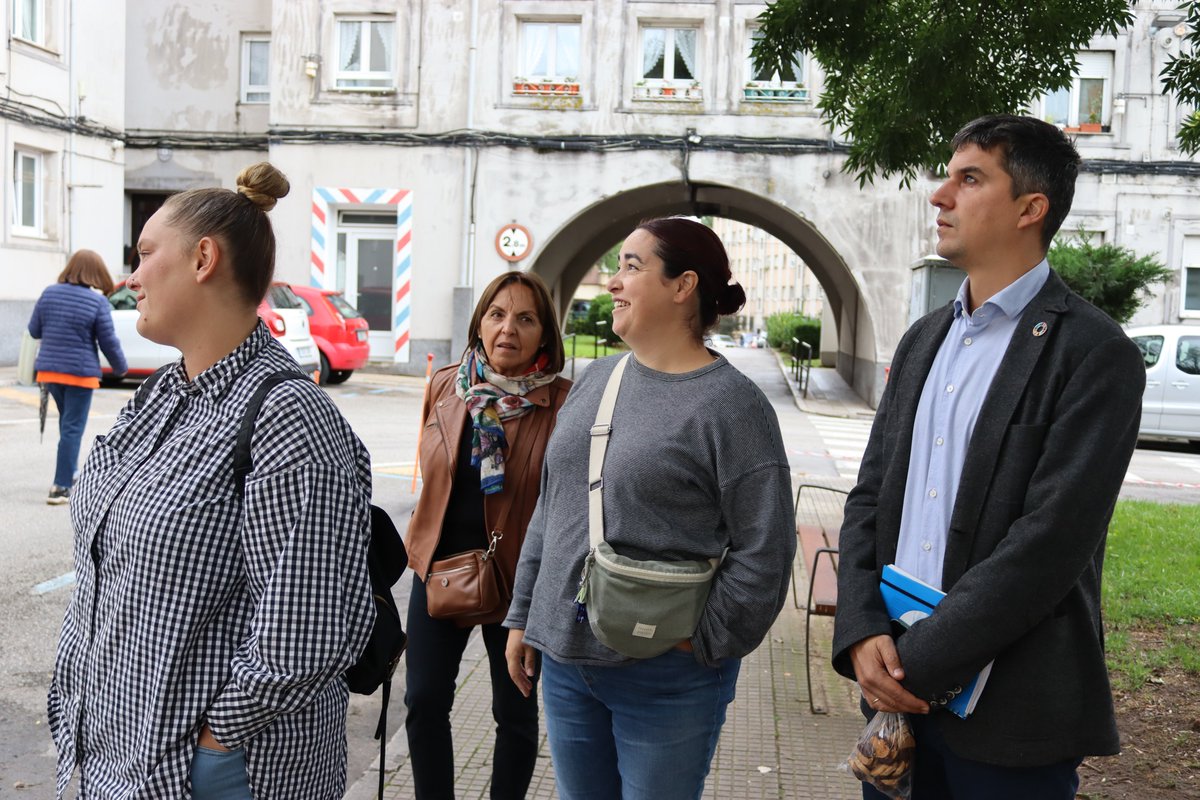 psoesantander's tweet photo. Hoy nos hemos reunido con la Asociación de vecinos #PedroVelarde para escuchar las necesidades del barrio.
Encuentros así son clave para avanzar hacia una ciudad +habitable, con barrios cuidados y pensados para sus vecinos y vecinas. 🌹
#SantanderBarrioABarrio #TuBarrioCuenta https://t.co/vaapBMegtY