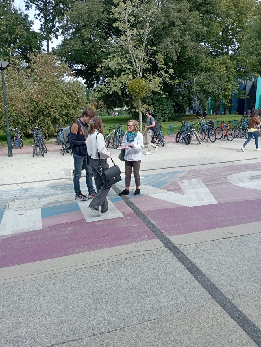 StudHelp_'s tweet image. Un grand merci à Hélène pour cette session distribution de flyers au pôle étudiant. 🧡

Demain midi nous serons au RU du Tertre pour une nouvelle distribution. 💪👊🙏✌️