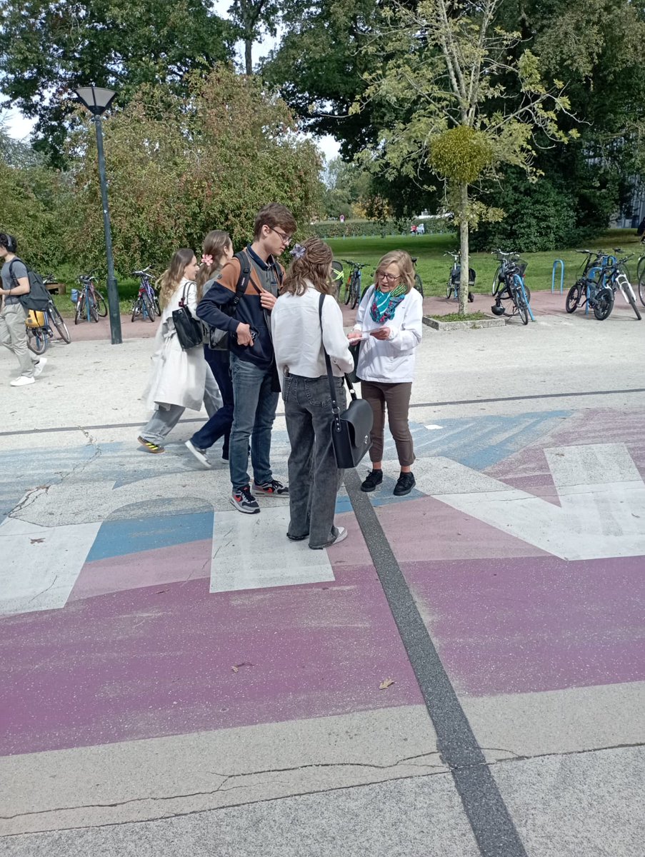 StudHelp_'s tweet image. Un grand merci à Hélène pour cette session distribution de flyers au pôle étudiant. 🧡

Demain midi nous serons au RU du Tertre pour une nouvelle distribution. 💪👊🙏✌️