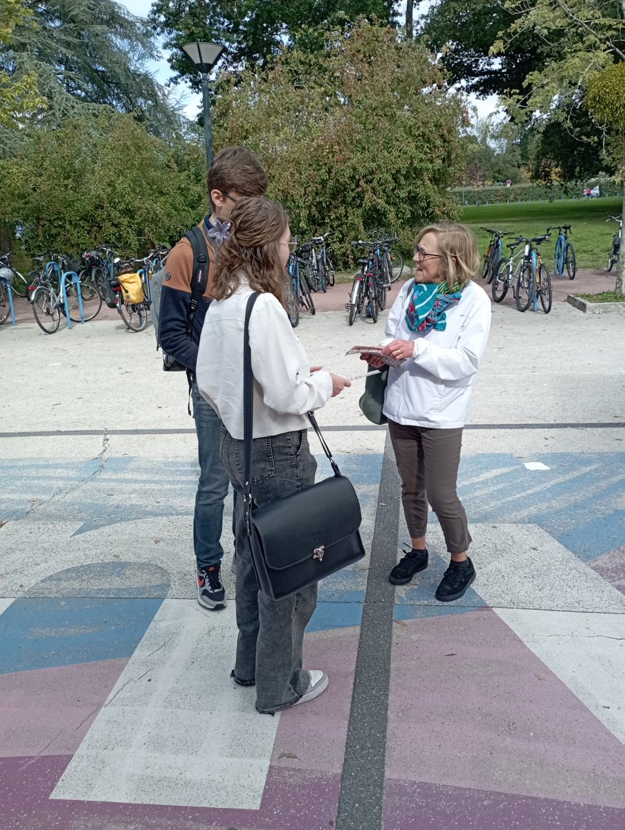 StudHelp_'s tweet image. Un grand merci à Hélène pour cette session distribution de flyers au pôle étudiant. 🧡

Demain midi nous serons au RU du Tertre pour une nouvelle distribution. 💪👊🙏✌️