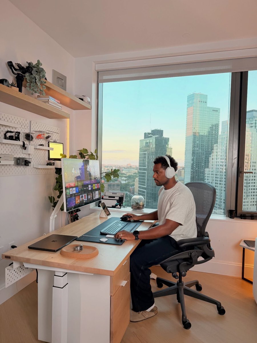 setupspaces's tweet photo. Today’s 👨‍💻 space. What do you think about it?

📷 gyasilinje 

#setupsaces #setups #workspace https://t.co/177xAlJsiy