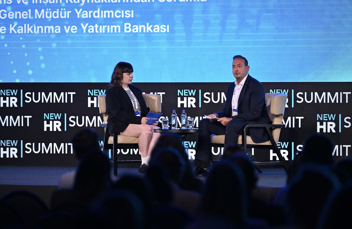 New HR Summit 2025'te, Webrazzi Yönetici Editör'ü Gözde Ulukan ve Türkiye Kalkınma ve Yatırım Bankası 
Strateji, Finans ve İnsan Kaynaklarından Sorumlu Genel Müdür Yardımcısı Yasin Külahçı "İK’nın Dijital İkizi" konusunu tartışıyor. #newhr25