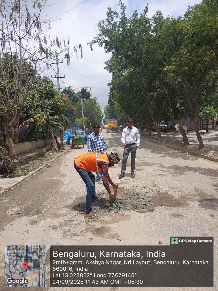 AeeGbahrm's tweet photo. Filling potholes using wet mix at NRI Layout https://t.co/m6PsZfxAZy