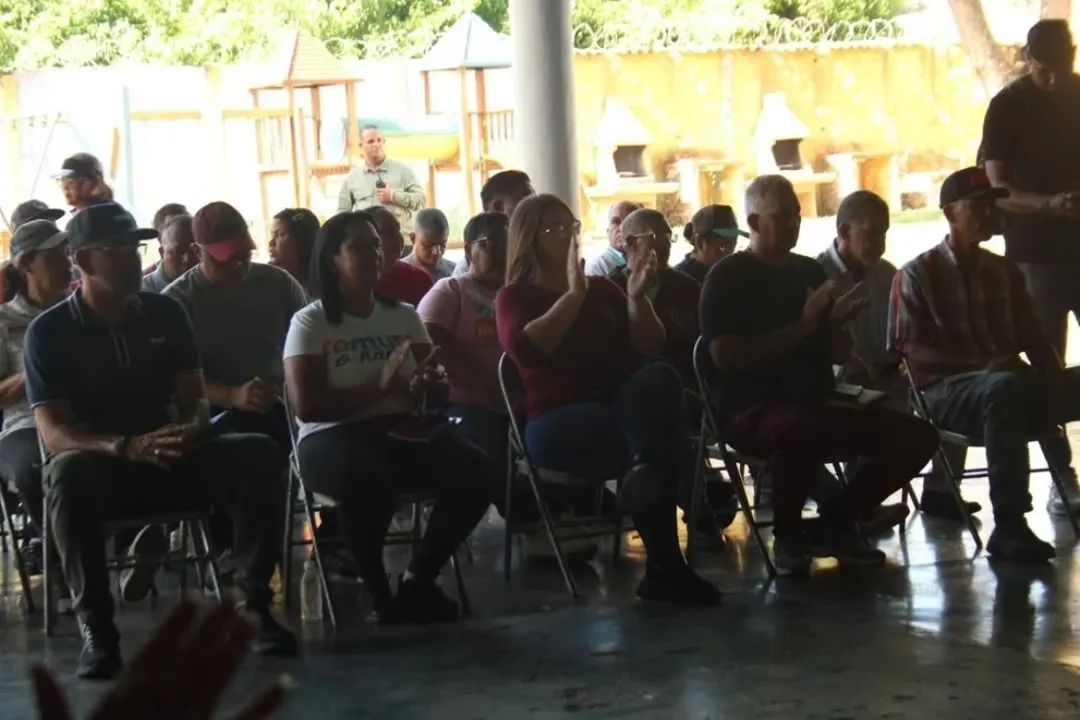 Desde el municipio Paz Castillo, en la región de #Miranda, el Gobierno regional, 26 circuitos comunales y voceros de las 468 comunas participaron en la instalación del Estado Mayor para la optimización de servicios públicos en la entidad.  #PoderPopular #ComunaONada