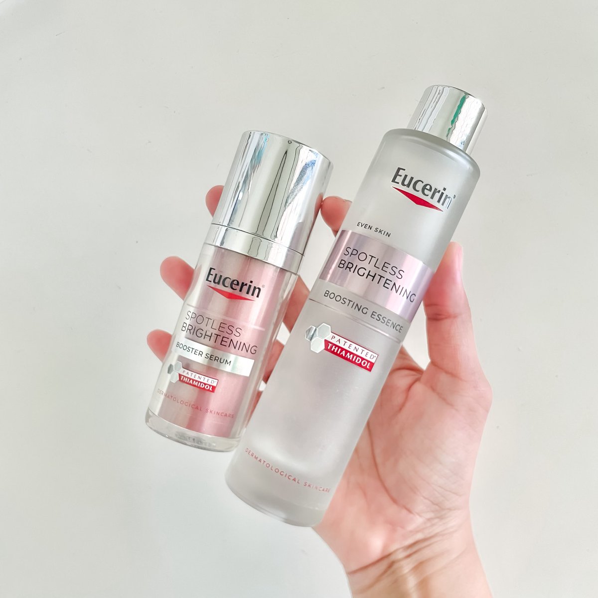 jajadiary's tweet photo. เป็นเซรั่มลดรอยดำที่ชอบมากจริงๆ Eucerin Booster Serum ขวดที่สองที่เราใช้แล้ว คือเรามีรอยดำจากรอยสิวอยู่แล้ว ใช้ตัวนี้แล้วจางลงจริงๆ พวกฝ้าบางๆที่หน้าแก้มก็ดีขึ้น เชื่อใ���ไทอามิดอลของเค้าอ่ะ สารไบรท์เทนนิ่งตัวเก่งของยูเซอริน ช่วยลดฝ้า และพวกจุดดำเก่งมาก เก่งถึงสามารถจัดการจุดที่ฝังลึกใต้ผิวที่มองไม่เห็นเลย ยิ่งพอได้ลองใช้คู่กับน้ำตบ คือเลิฟมาก เราใช้คู่กันมาสักพัก ฝ้ามันจางไว แถมผิวอิ่มฟู หน้าไบรท์เร็วขึ้นมาก ดีขึ้นจริงๆ ใครที่มีงบหน่อยแนะนำคู่นี้เลยย #ใช้ดีบอกต่อ