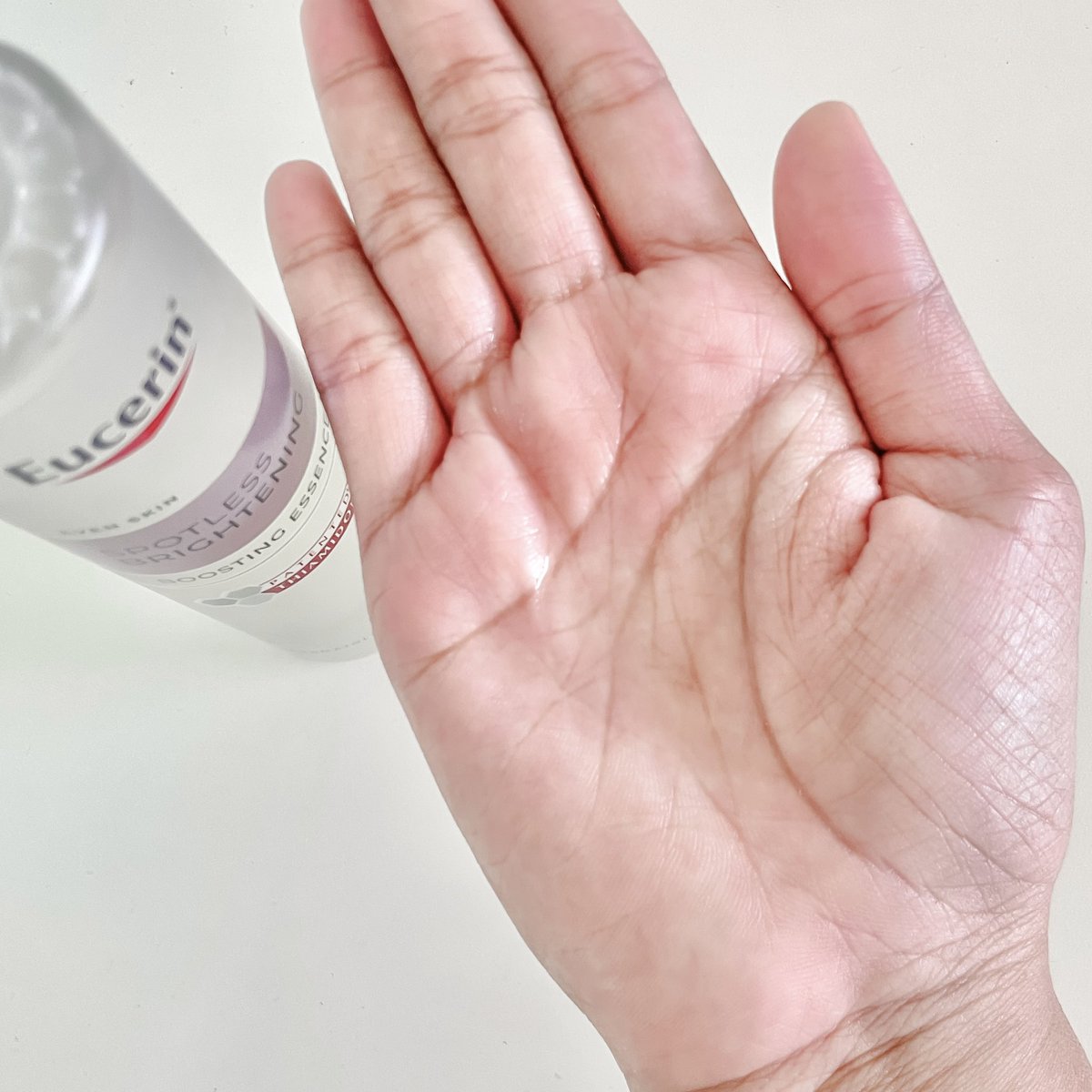 jajadiary's tweet photo. เป็นเซรั่มลดรอยดำที่ชอบมากจริงๆ Eucerin Booster Serum ขวดที่สองที่เราใช้แล้ว คือเรามีรอยดำจากรอยสิวอยู่แล้ว ใช้ตัวนี้แล้วจางลงจริงๆ พวกฝ้าบางๆที่หน้าแก้มก็ดีขึ้น เชื่อใ���ไทอามิดอลของเค้าอ่ะ สารไบรท์เทนนิ่งตัวเก่งของยูเซอริน ช่วยลดฝ้า และพวกจุดดำเก่งมาก เก่งถึงสามารถจัดการจุดที่ฝังลึกใต้ผิวที่มองไม่เห็นเลย ยิ่งพอได้ลองใช้คู่กับน้ำตบ คือเลิฟมาก เราใช้คู่กันมาสักพัก ฝ้ามันจางไว แถมผิวอิ่มฟู หน้าไบรท์เร็วขึ้นมาก ดีขึ้นจริงๆ ใครที่มีงบหน่อยแนะนำคู่นี้เลยย #ใช้ดีบอกต่อ