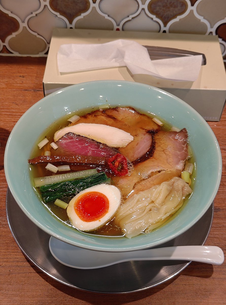 静岡県焼津市
麺創房LEO
黄金
※再掲
以前にも書きましたが
このスープは温度が下がると味が変わるのですが、下がる前に食べきってしまう早飯な貴方へ
配膳直後に叉焼や小松菜を潰すようにレンゲを入れると冷めたスープが飲めます
麺の辺りは熱いままなのでひとつの丼で二つのスープが楽しめます