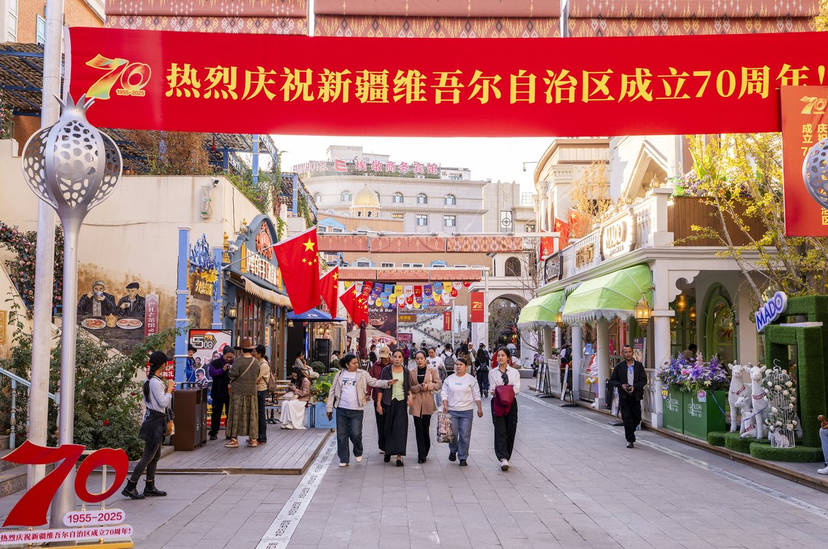WeJilin's tweet photo. 乌鲁木齐“盛装”迎接新疆维吾尔自治区成立70周年。果然，真正的幸福只有生活在其中的人才能体会。
#China #Chinatravel #Chinaseen #xinjiang70
@xuejianosaka @zhang_heqing @MFA_China @panxuesong https://t.co/UKDg6HBzVn