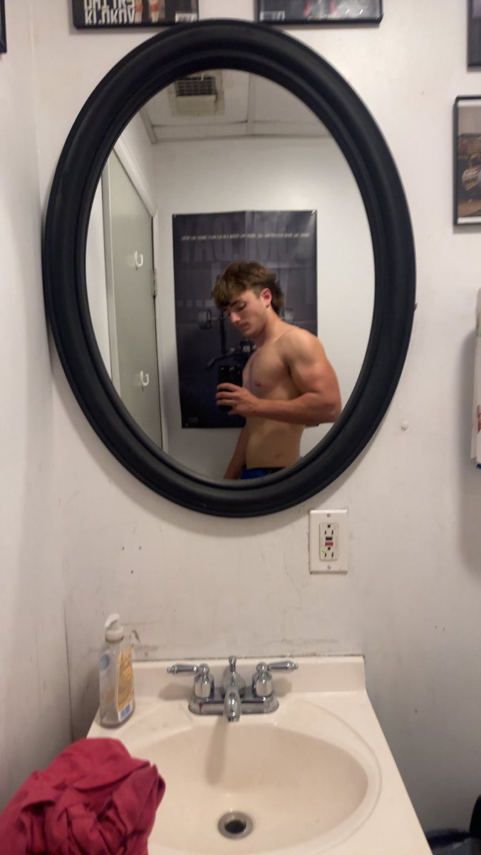 serve my alpha physique and spoil me with sends all day long😈