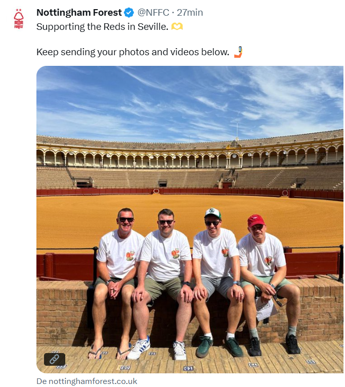 ⚽️El Nottingham Forest juega hoy contra el <a href="/RealBetis/">Real Betis Balompié 🌴💚</a> en la Europa League y sus aficionados están aprovechando para hacer turismo en Sevilla.

Como no podía ser de otra manera, están visitando uno de los lugares más mágicos de la ciudad: la Real Maestranza.

Porque la tauromaquia