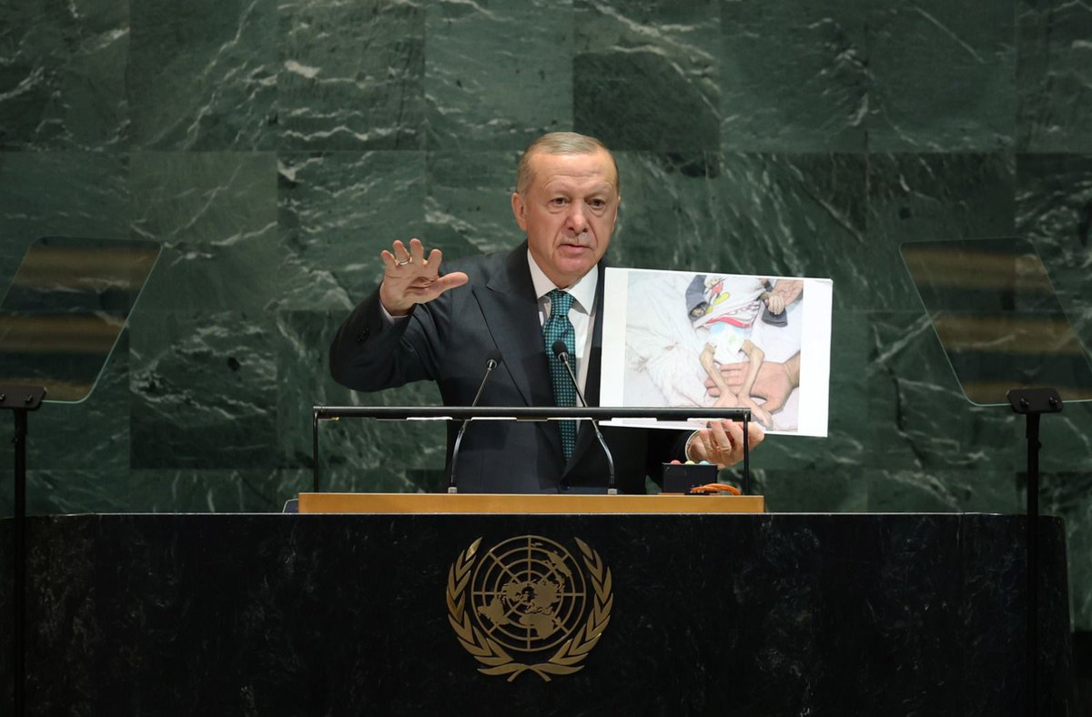 Cumhurbaşkanımız Recep Tayyip Erdoğan:

"Çocukların açlıktan, ilaçsızlıktan öldüğü bir dünyada huzur olur mu?"

📍 Birleşmiş Milletler 80. Genel Kurulu

#PalestinesVoiceErdogan
