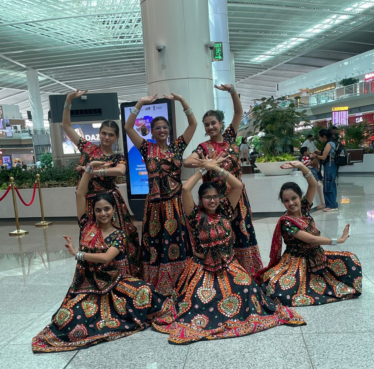 DelhiAirport's tweet image. Where classical melodies meet the magic of garba all under the stunning dandiya décor. Witness the real #DELVibes at T1 and T3.⭐💃🏻 

#DelhiAirport #NavratriCelebrations #AirportExperiences