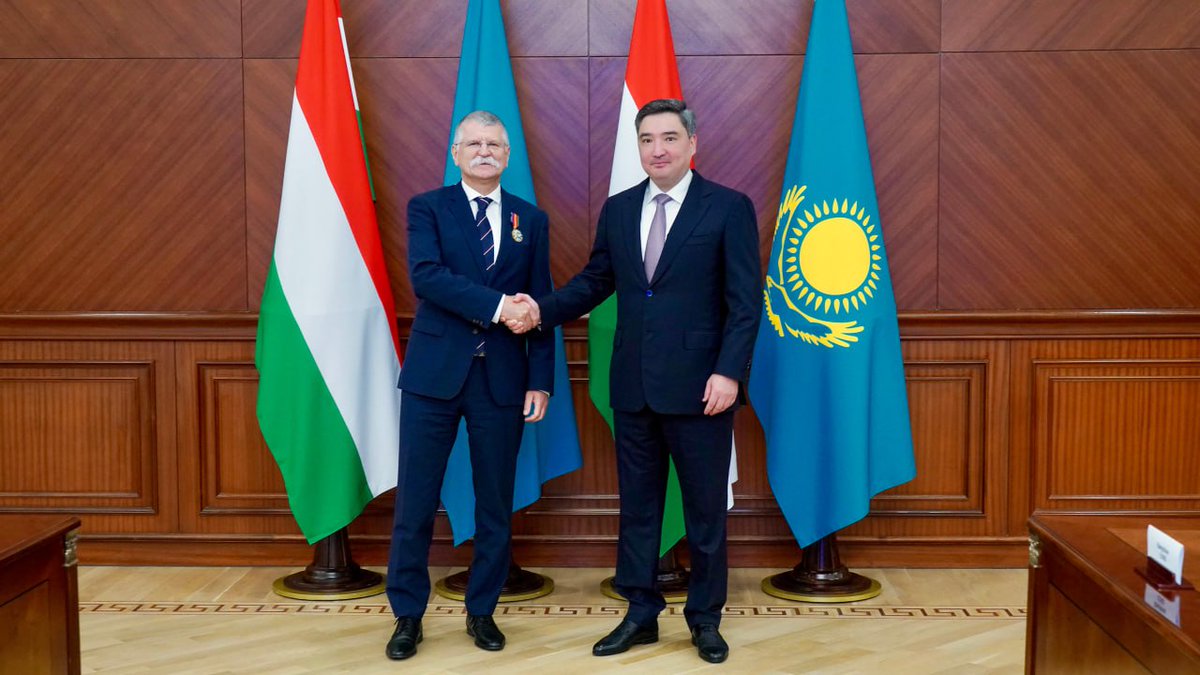 primeministerkz's tweet photo. 📌 #ОлжасБектенов обсудил с председателем Госсобрания Венгрии Ласло Кевером вопросы двустороннего сотрудничества
Обсуждены направления развития партнерства в торговле, образовании, культуре и инвестициях.
#Казахстан #Венгрия #Сотрудничество
https://t.co/V9MQmAI4AV https://t.co/4QOuL1XD9S