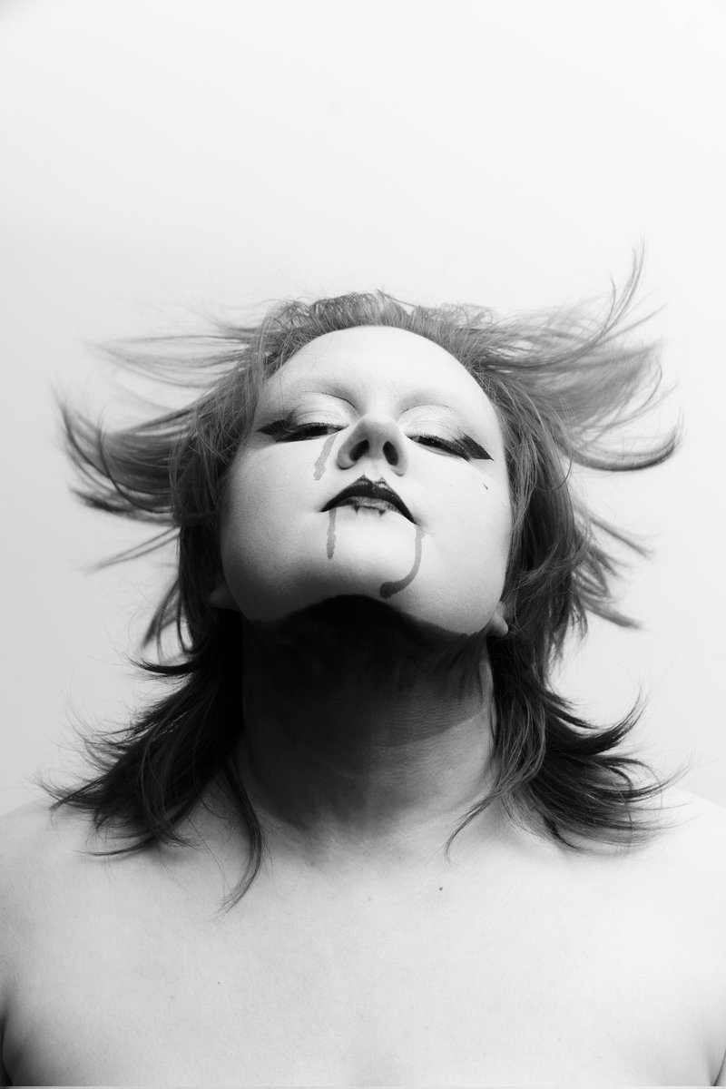MicroGothic's tweet photo. Did some cool test shots in my living room last week using one Speedlite https://t.co/xJAzlJmeGl