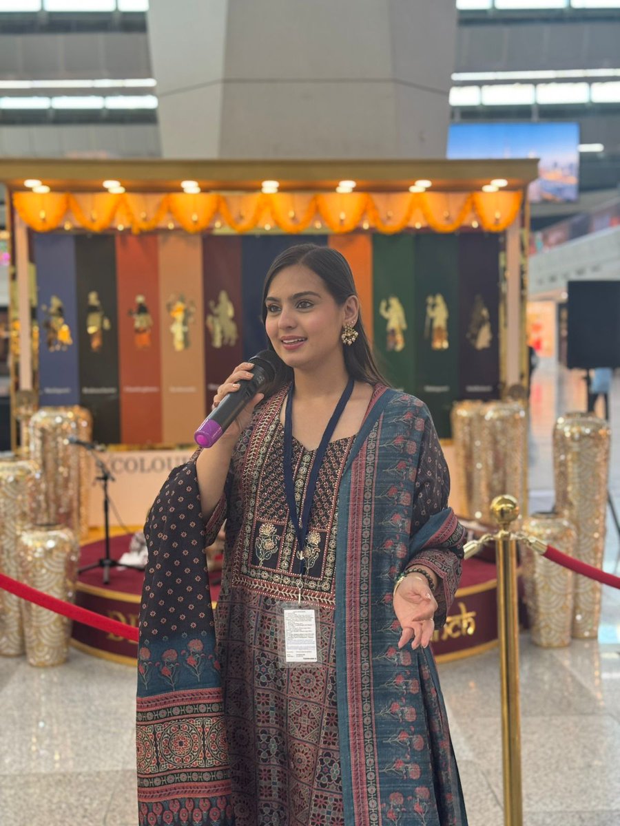 DelhiAirport's tweet image. Where classical melodies meet the magic of garba all under the stunning dandiya décor. Witness the real #DELVibes at T1 and T3.⭐💃🏻 

#DelhiAirport #NavratriCelebrations #AirportExperiences