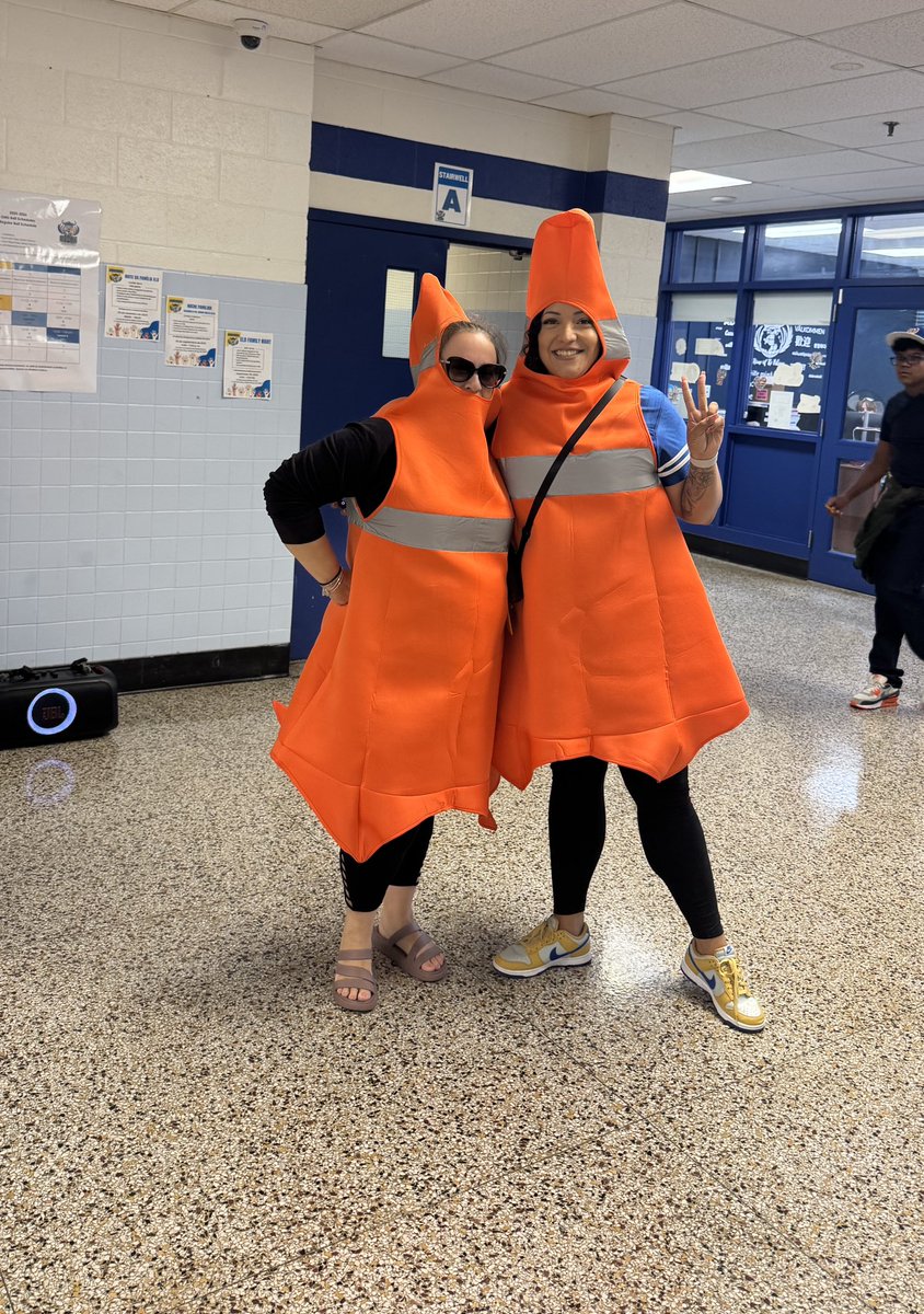 GMSVikings's tweet image. When our FACS teacher and I put on orange cone costumes to direct traffic… car line clear, hallways clear, and somehow school spirit goes way up. 🚦🍊🎵 #SafetyFirst #ConeCrew @MCPS #MCPSFutureReady 💙💛 @GMSCHEFS