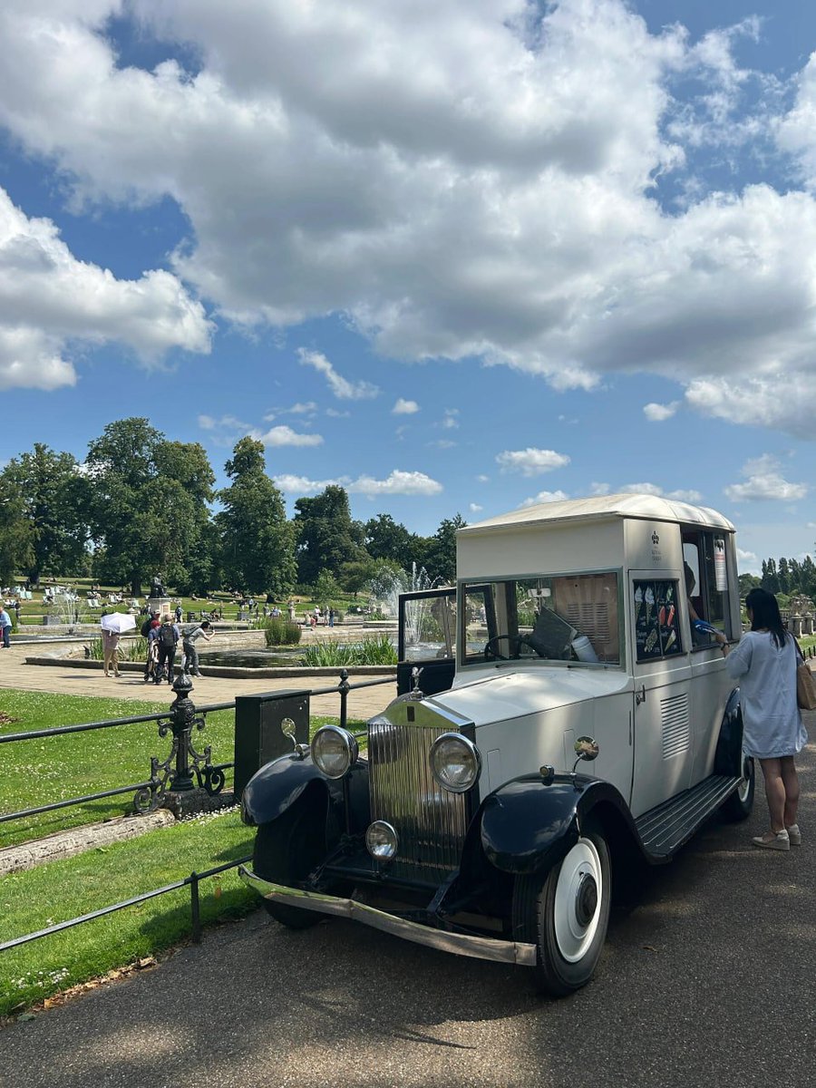 🌳☀️ Chillin’ under the shade, then cruisin’ in vintage style 🚗
