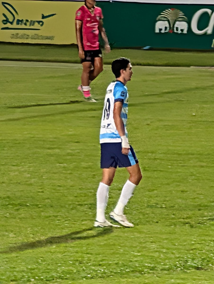 Found the Thai <a href="/petercrouch/">Peter Crouch</a> .
Plays in hoops as well. #Pattayaunited <a href="/PeterCrouchPod/">That Peter Crouch Podcast</a>