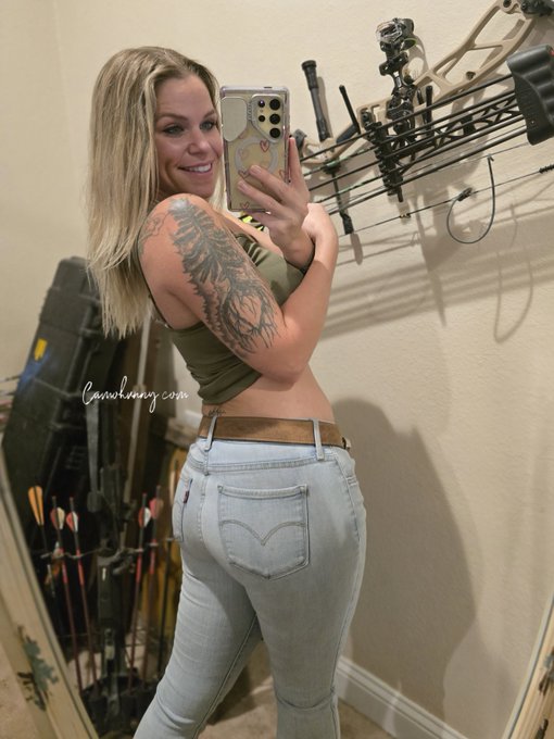 Honey Wilde 🍯 - Are you a bow hunter... or a rifle hunter? 😏 https://t.co/ya2GevqqXC