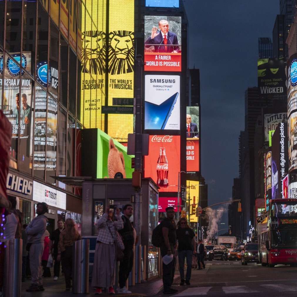 İletişim Başkanlığı'nca, BM 80. Genel Kurulu’nun gerçekleştirildiği New York’un cadde ve sokakları ile Times Meydanı'ndaki led ekranlarda Cumhurbaşkanımız Recep Tayyip Erdoğan’ın “A Fairer World Is Possible'' (Daha Adil Bir Dünya Mümkün) sözü yansıtıldı. #PalestinesVoiceErdogan