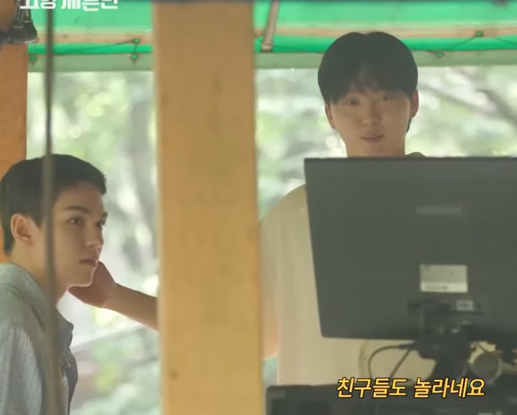look at seungkwan touching vernon's ear 😭😭😭