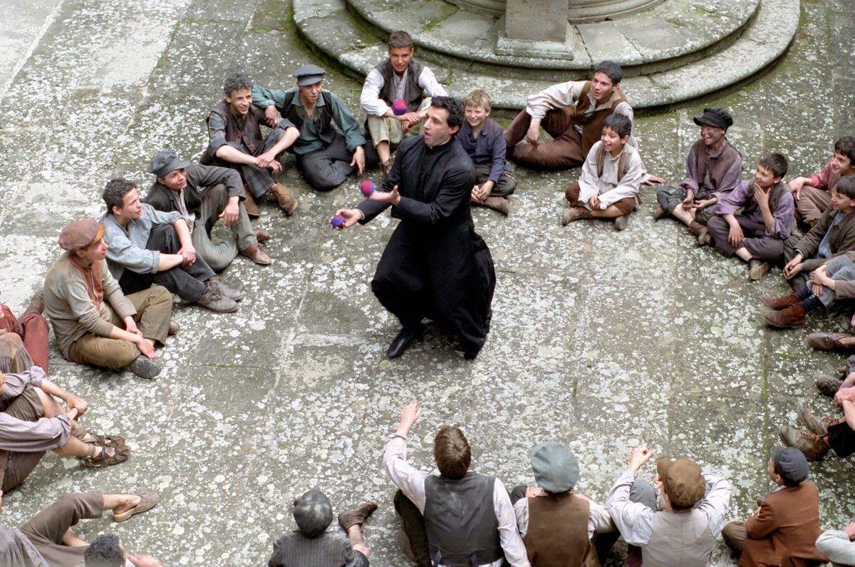 TV2000it's tweet photo. #Miniserie | "Don Bosco" con #FlavioInsinna e #LinaSastri, in occasione del #Giubileo dei #catechisti
Stasera #26settembre in prima serata su #TV2000
📺 Canale 28
📡 157 Sky
#DonBosco #SanGiovanniBosco #Salesiani @insinnaflavio @salesociale @FDBnelmondo @MissioniDBosco @SalesianiItalia @FSC_unisal @twitorino @UCS_DiocesiTO
📌Giovanni Bosco è un giovane contadino delle campagne piemontesi che, seguendo l'esempio del suo mentore, dopo una Vocazione precoce decide di entrare in seminario. A Torino, da giovane parroco, entra in contatto con la gioventù disperata della città composta da giovani affamati, sfruttati e violenti. Vivendo a pieno la sua missione, il "Don" decide così di aprire il primo oratorio per cercare di aiutare i ragazzi sfamandoli e insegnando loro il valore dell'amore.
