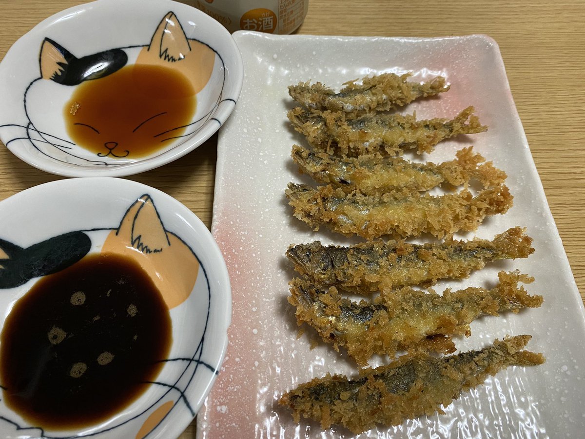 tada2547's tweet photo. 鮎フライ出す店流行ると思うんですよねー。
天ぷらと違ってパン粉のザクザクで骨があんま気にならないんで、そこまで技術が要らんってのもポイント
解禁直後の小ぶりのは丸ごとワタ入り、今頃の育ったのは開いて。ミョウガとかオクラでピクルス作ってタルタル添えてご当地メニューで盛り上がろうぜ！ https://t.co/iyBgN5YaLa