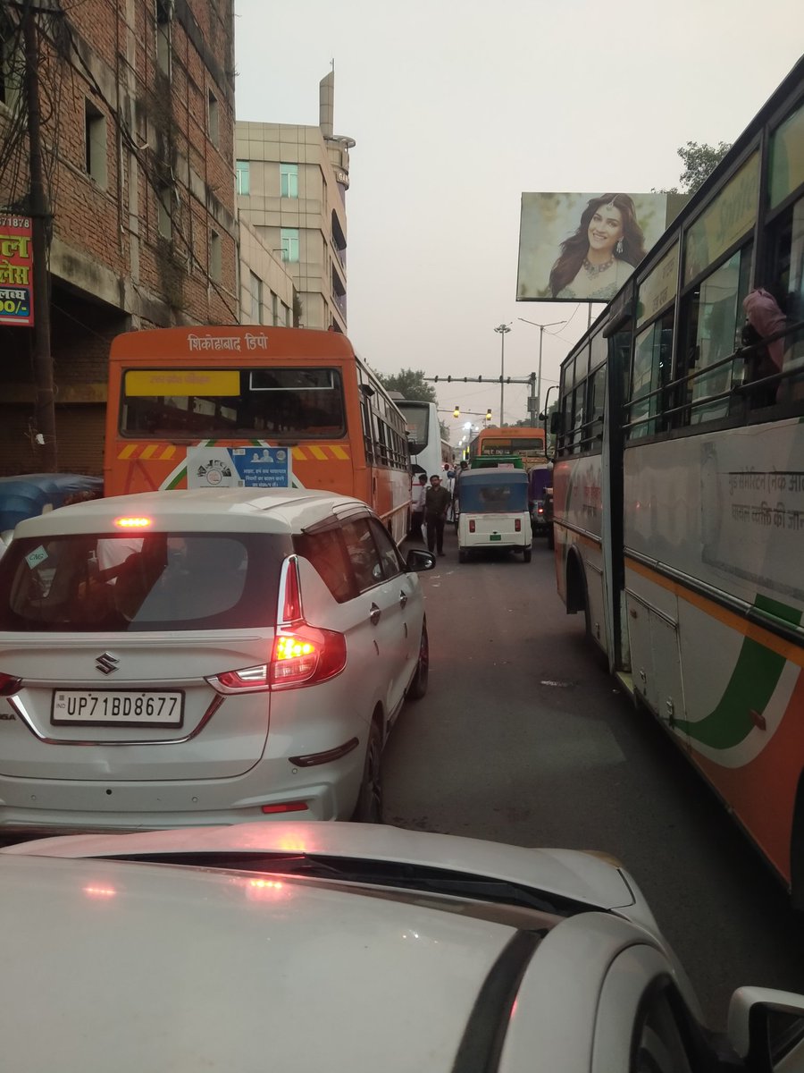 #कानपुर
झकरकटी पुल से टाटमील चौराहा पार करने में 15 मिनट से ऊपर का समय लग गया।
शाम होते ही चौराहे की ट्रैफिक व्यवस्था पूरी तरह से ध्वस्त हो जाती है।
<a href="/kanpurtraffic/">KANPUR NAGAR TRAFFIC POLICE</a> 
<a href="/uptrafficpolice/">UP Traffic Police</a>