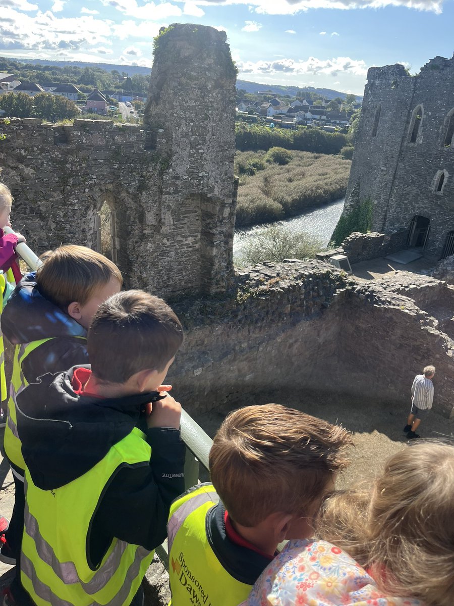 Daffodils have had a wonderful visit to Kidwelly Castle today in the sunshine! Exploring towers, drawbridges and the dungeons! Great fun! 😎😎😎🏰🏰🏰