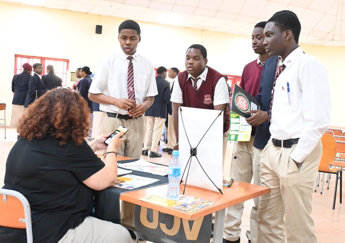 TCISABUJA's tweet image. Sept 23: We welcomed U.S. college reps to The Centagon International School! 🇳🇬🇺🇸
Thanks to EducationUSA (U.S. Embassy Abuja), our Grade 10 &amp;amp; 11 students now have valuable insights on studying in the U.S. 🎓🌍📔
#CollegeFair2025 #EducationUSA #StudyInTheUSA #FutureReady
