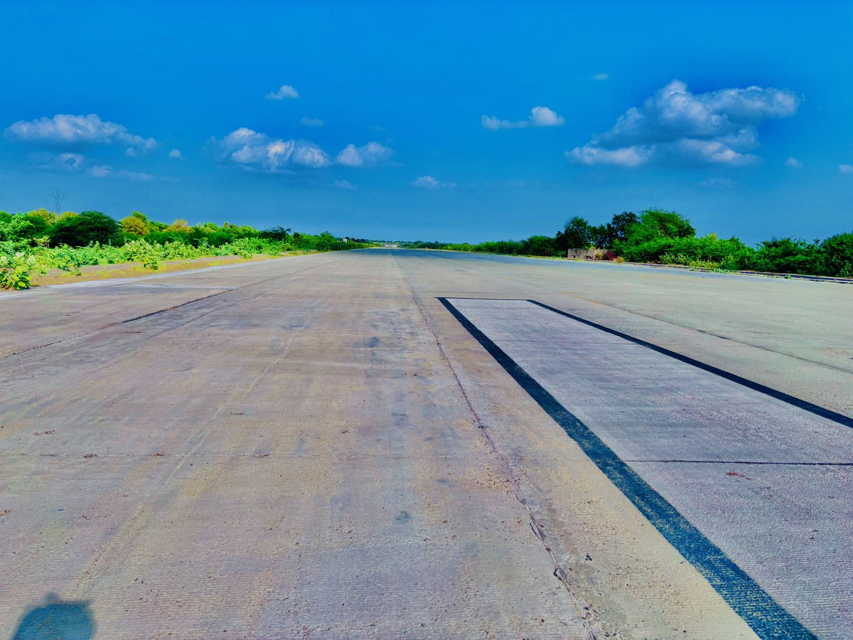 #अगड़ावा_हवाई_पट्टी 

उद्घाटन- 9 Sep. 2021 ,  रक्षा मंत्री श्री राजनाथ सिंह
 
इसी दिन  यहाँ सी-130 हरक्यूलिस, #सुखोई-30, #जगुआर और AN-32 जैसे लड़ाकू विमानों ने यहां सफलतापूर्वक लैंडिंग कर के इस रनवे की क्षमता को सिद्ध किया.