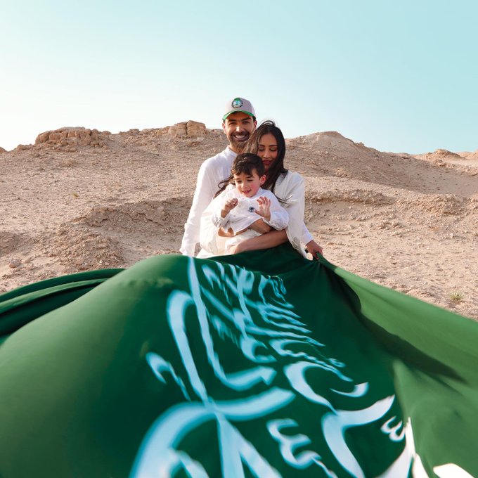 فرح الهادي و عقيل الرئيسي يحتفلان ب اليوم الوطني السعودي بجلسة تصوير لافتة برفقة ابنيهما، شاركا صورها عبر "إنستغرام". كما نسق الجميع إطلالاتهم باللون الأبيض حاملين العلم السعودي.. | farah_alhady 
