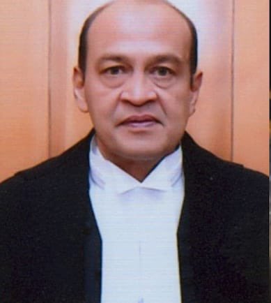 माननीय प्रधानमंत्री जी आप बहुत ही ईमानदार एवं जनता के दिल में राज करने वाला नेता हैं
लेकिन सिस्टम में जो खामी है
उसको सही करना भी आपका ही काम है
इन दोनों फोटो में बहुत कुछ अलग अलग कारवाई हुई है
जो चोर जैसे भ्रष्टाचार करके करोड़ों रुपए का घपला कियावत जला दिए उनके लिए क्या किया है