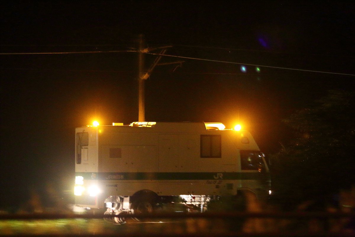 ED75mania's tweet photo. 11年前に一度だけ軌陸車を見たことがあった。
作並工臨撮るために国道48号線走ってたら、熊ヶ根の先にある踏切で仙山線を下っているのを目撃。
先回りして作並駅に着くと、ゆっくり通過していった。
この40分後には下り工臨が作並に到着したが、終電～工臨の僅かな時間に線閉かけて走行とは驚いた。 https://t.co/JHvv16nA7V
