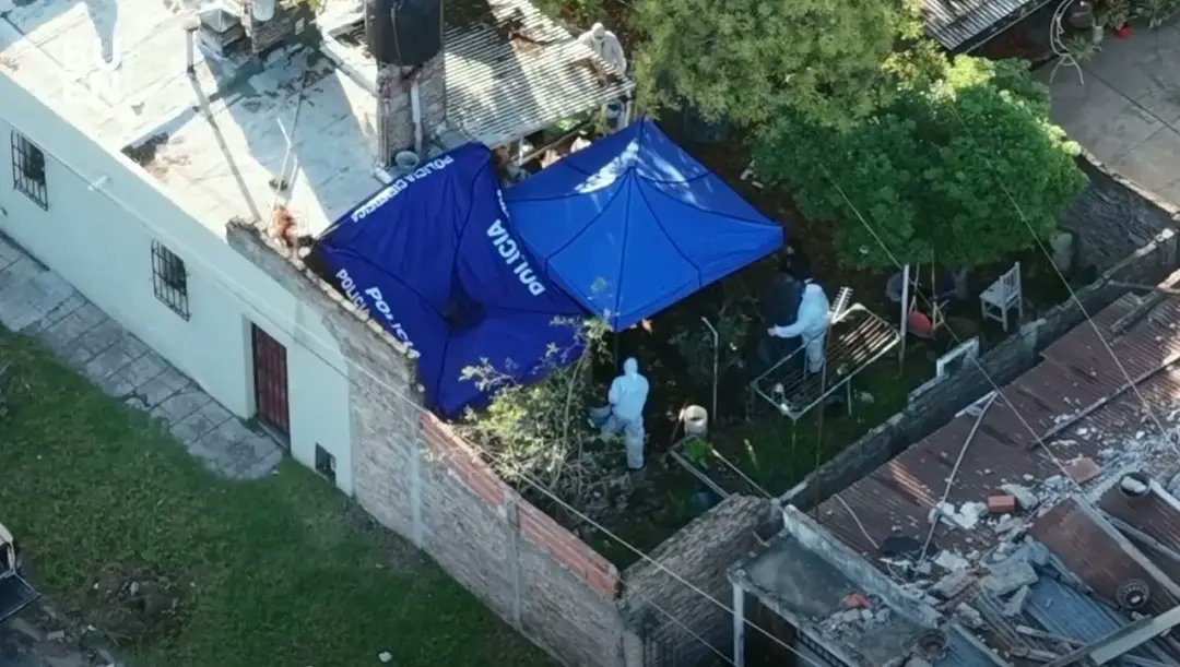 En Florencio Varela, la Policía encontró tres cuerpos, en el marco de la búsqueda de Morena, Brenda y Lara, las tres chicas de La Matanza que desaparecieron el viernes: en esa zona se habían activado sus celulares por última vez.

Hay cuatro detenidos.