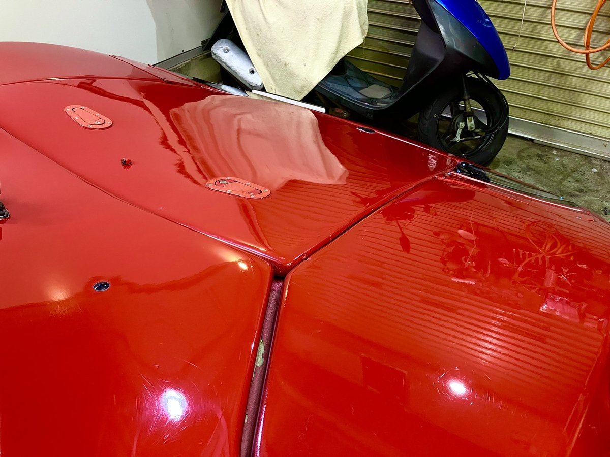Ryu__EUREKA's tweet image. ルーフとボンネットをバフ掛けしまくった。
初めて出会った時を思い出すヌルテカ♪
そうだ、この車はボディだけはきれいだった。
触れると磨いたところはしっとりしてる。
まだ磨きは甘いし走ってついた深い傷も多数あるけど、ここまで映り込みするのは満足✨